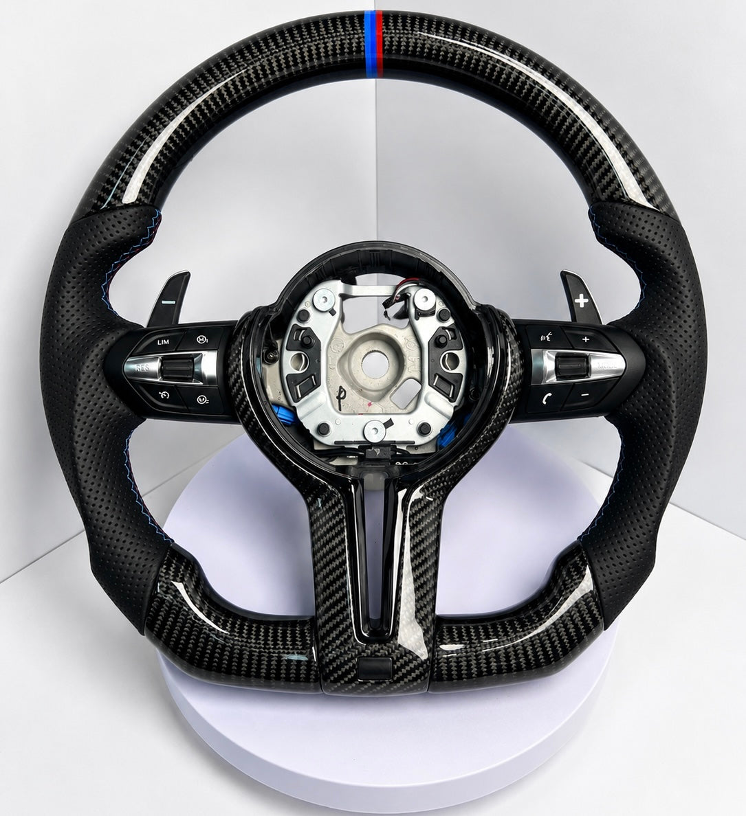 BMW M Performance Карбонов Волан с Перфорирана Кожа - Flat Bottom – Plug & Play