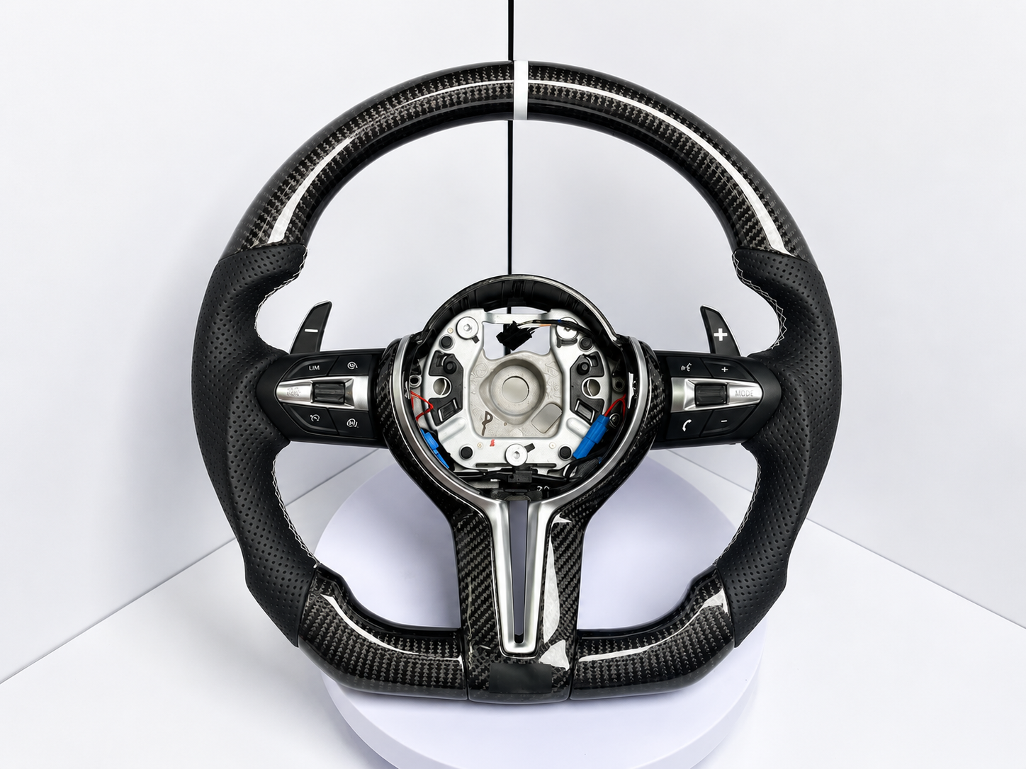 BMW M Performance Карбонов Волан с Перфорирана Кожа и Сребристи Акценти - Flat Bottom – Plug & Play
